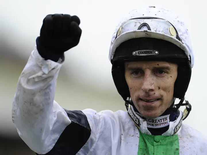 Pineau De Re wins 2014 Grand National