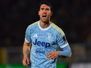 Premier League club 'intensify contact' in race to sign Vlahovic