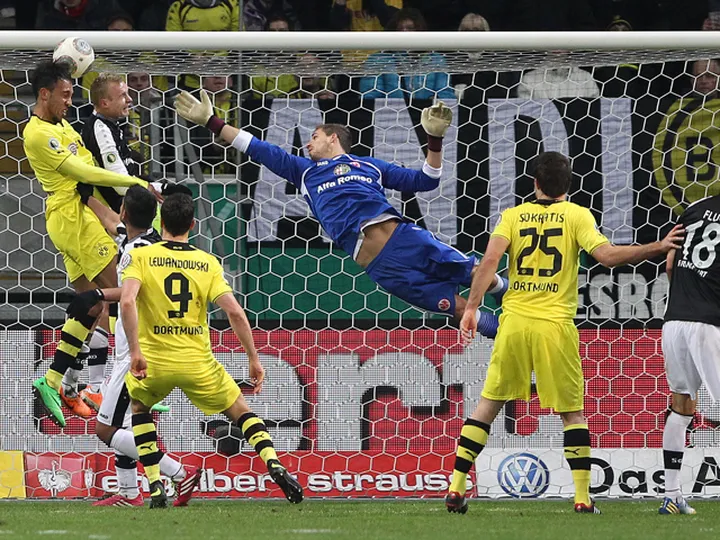 Frankfurt holding Dortmund at the break