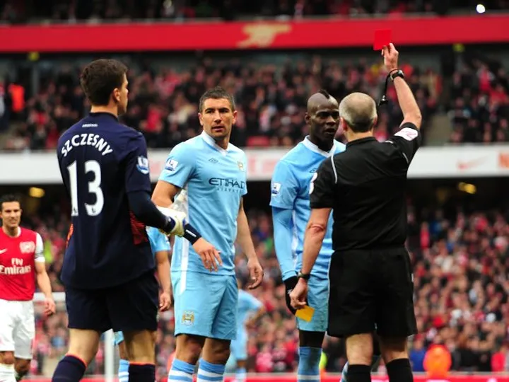 Man Utd blast Balotelli's "antics"