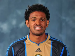 Dallas edge out 10-man Philadelphia