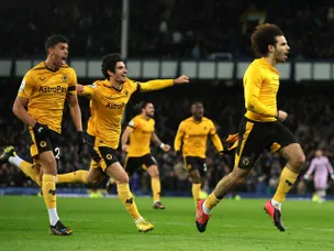 Wolves score last-minute winner to sink Everton