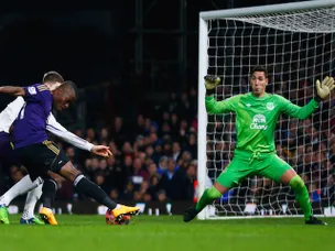 West Ham through on penalties