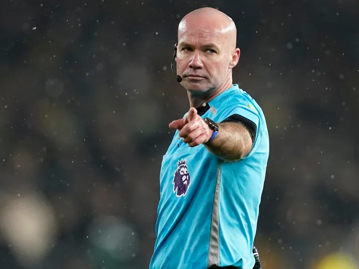 A step too VAR? Watch Chelsea trap referee in bizarre pre-game huddle