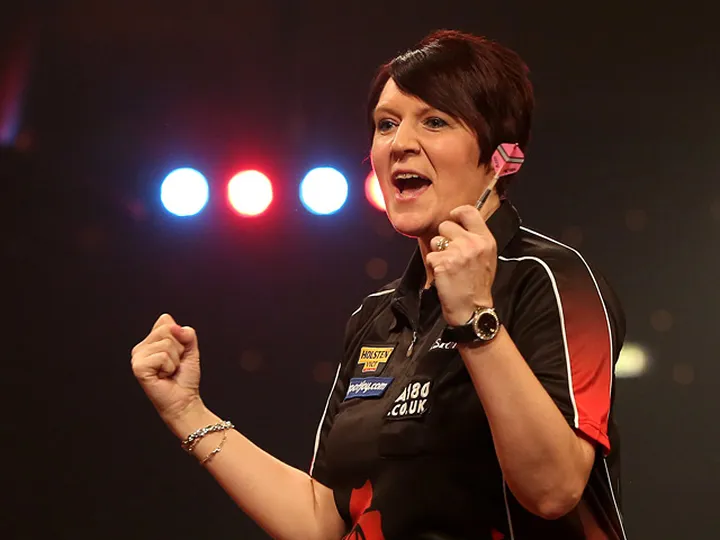 Ashton beats Hedman in women's BDO final