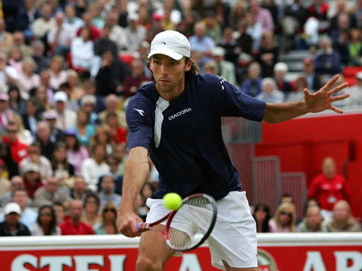 Record-breaking Karlovic downs Berdych