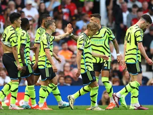 Arsenal return to PL summit with slender win at Man United