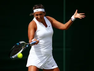 Victoria Azarenka powers into last eight