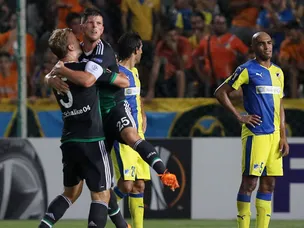 Schalke cruise past APOEL in opener
