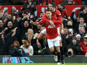 Giggs, Van Persie give Man Utd lead
