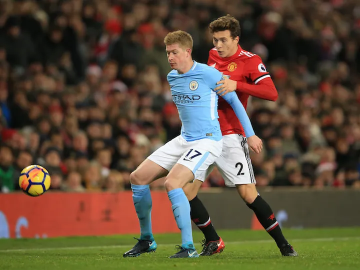 Neville hails "exceptional" KDB, Silva