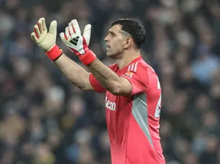 Martinez madness costs Villa against Toffees as Arsenal extend PL lead