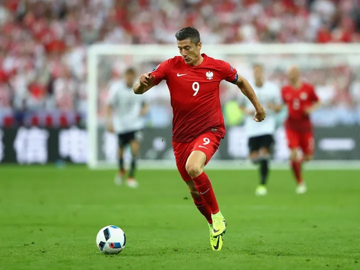 Smoke grenade explodes near Lewandowski