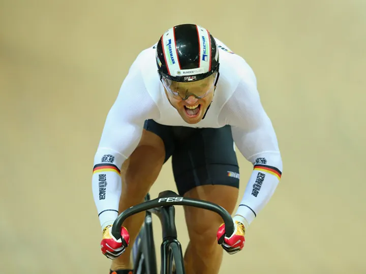 Olympic cyclist powers toaster using his legs