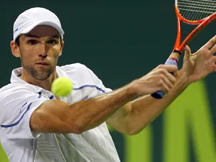 Falla stuns Karlovic with straight-sets win
