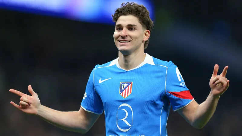 Barcelona: Premier League alternative to Julian Alvarez 'gains traction'