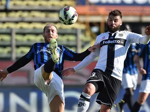  Antonio Nocerino (R) of Parma FC is challenged by Andrea Masiello of Atalanta BC during the Serie A match between Parma FC and Atalanta BC at Stadio Ennio Tardini on March 8, 2015