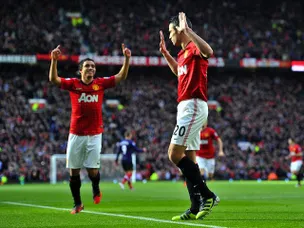 Van Persie hands United half-time lead
