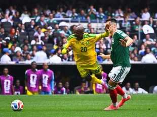 Late Montes red tempers Mexico's perfect World Cup start
