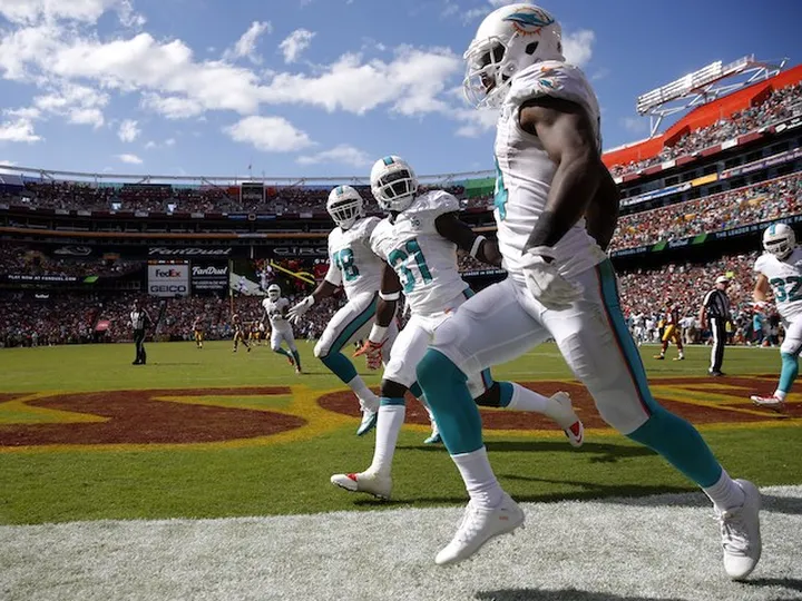 Dolphins sink Redskins with late show