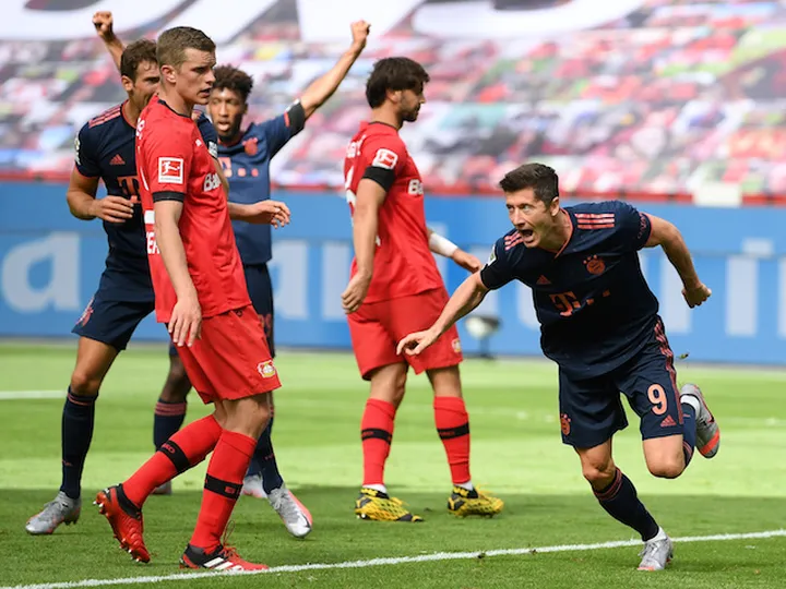 Bundesliga roundup: Players make stand against racism as top two win