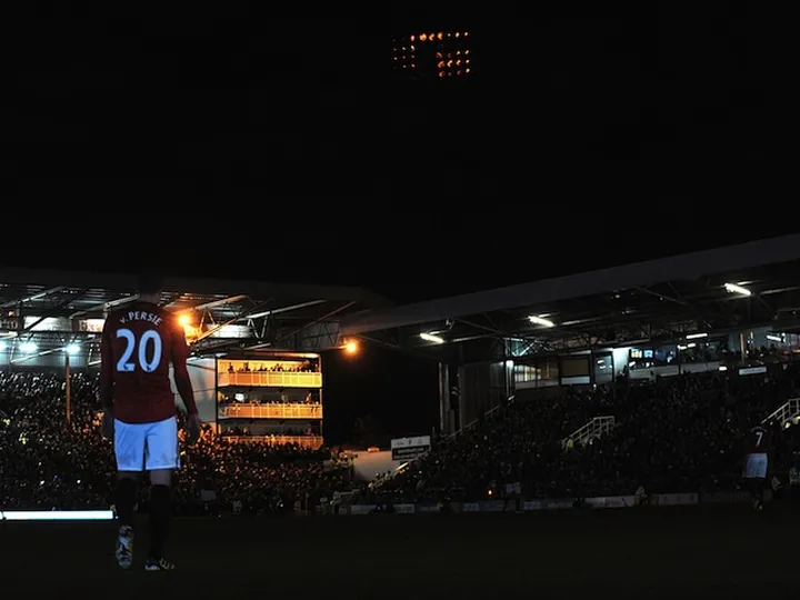 Floodlight failure interrupts Fulham vs. Man Utd