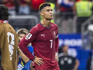Two Manchester United legends defend Ronaldo — and point the finger at one Portugal teammate