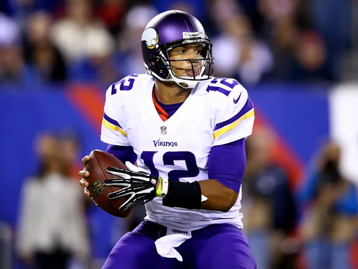 Dolphins sign Freeman