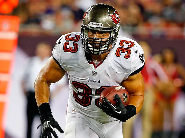 Giants sign Peyton Hillis