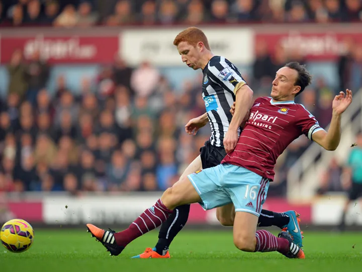Pardew hails "impeccable" Colback