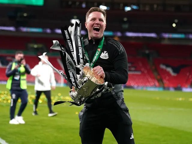 Eddie Howe Carabao Cup trophy