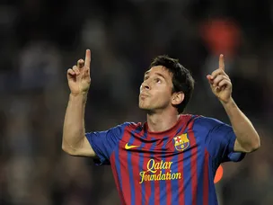 Messi breaks through for dominant Barca