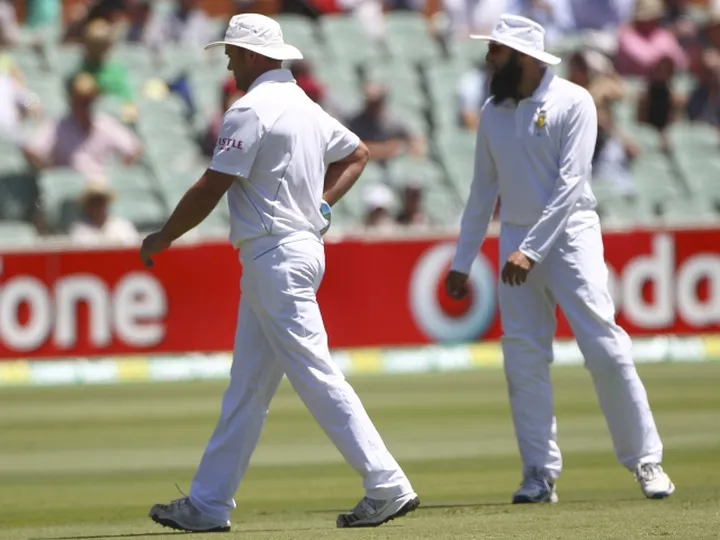 Kallis limps off after rattling top order