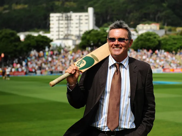 Martin Crowe dies, aged 53