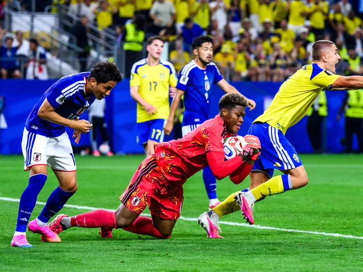 Suzuki's saves earn Japan a 1-1 draw with Sweden