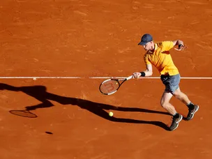 Kyle Edmund thriller paused in fifth set for bad light