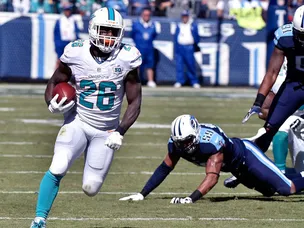 Dolphins hold 14-point lead over Titans