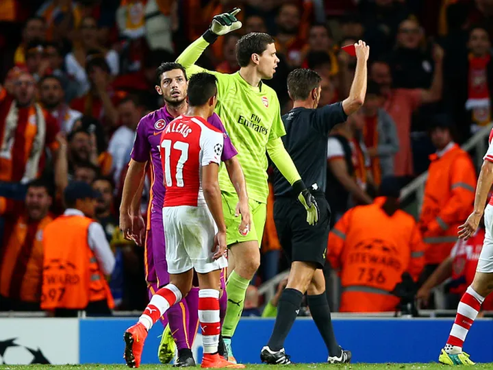 Arsenal legend urges Wenger to ignore Cech