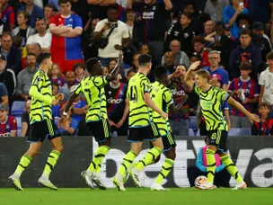 Ten-man Arsenal cling on for slender Crystal Palace victory