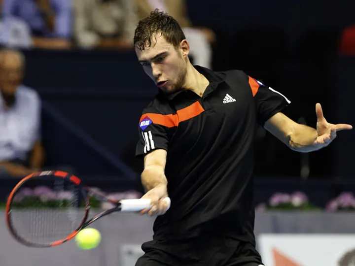 Janowicz into third round after comeback