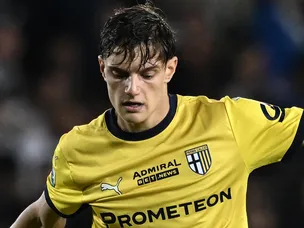 Arsenal 'in pole position' to beat Man United to Parma defender