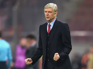 Walcott, Giroud put Arsenal in command