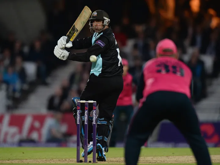 Last-ball six hands Surrey win