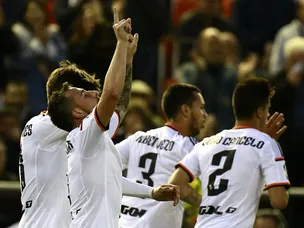 Valencia strike late to hold Barcelona