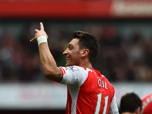 Mesut Ozil misses out with knee injury