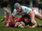Exeter Chiefs' Simon Alcott beats Scarlets' Jonathan Davies to score his team's second try on December 15, 2012