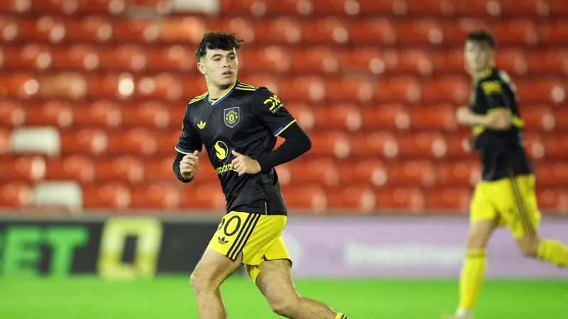 Double exit confirmed as Man Utd confirm loan deals for talented duo