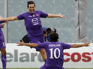 Fiorentina ease past 10-man Siena