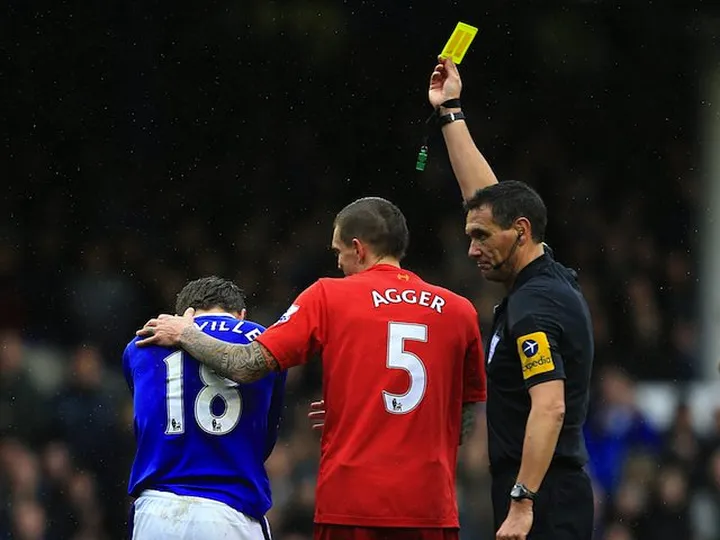 Moyes gives Neville "rollicking" for dive