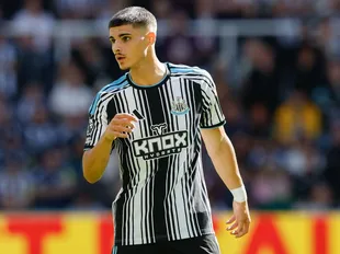 Leeds vs. Newcastle confirmed XIs: Elanga blow, Fernandez-Pardo, Dedic decisions as Farke recalls big guns